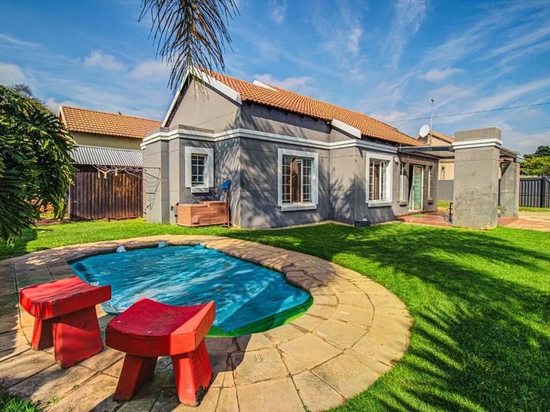 Spacious Four-Bedroom Home with Pool - Photo 3