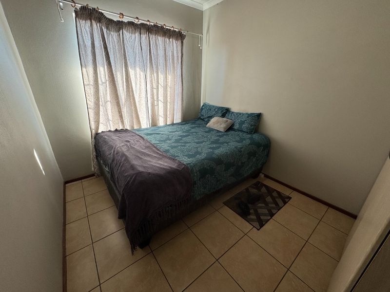 Comfortable Family Home with En-Suite Main Bedroom - Photo 5