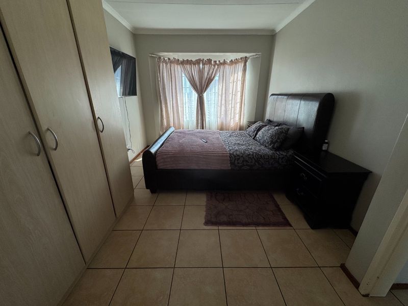 Comfortable Family Home with En-Suite Main Bedroom - Photo 10