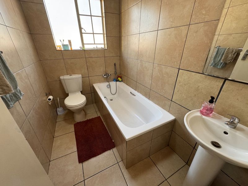 Comfortable Family Home with En-Suite Main Bedroom - Photo 8