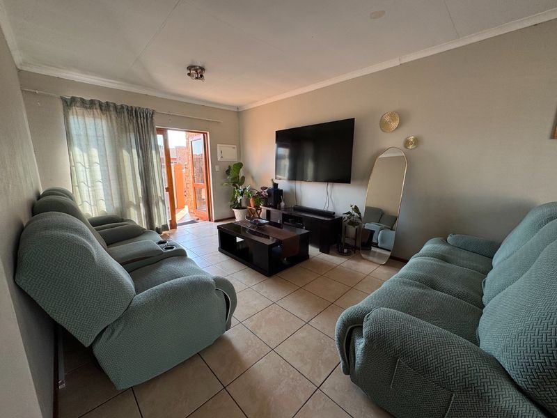Comfortable Family Home with En-Suite Main Bedroom - Photo 1