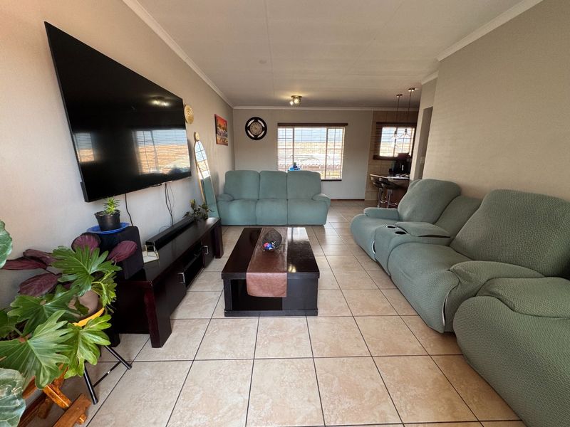 Comfortable Family Home with En-Suite Main Bedroom - Photo 2