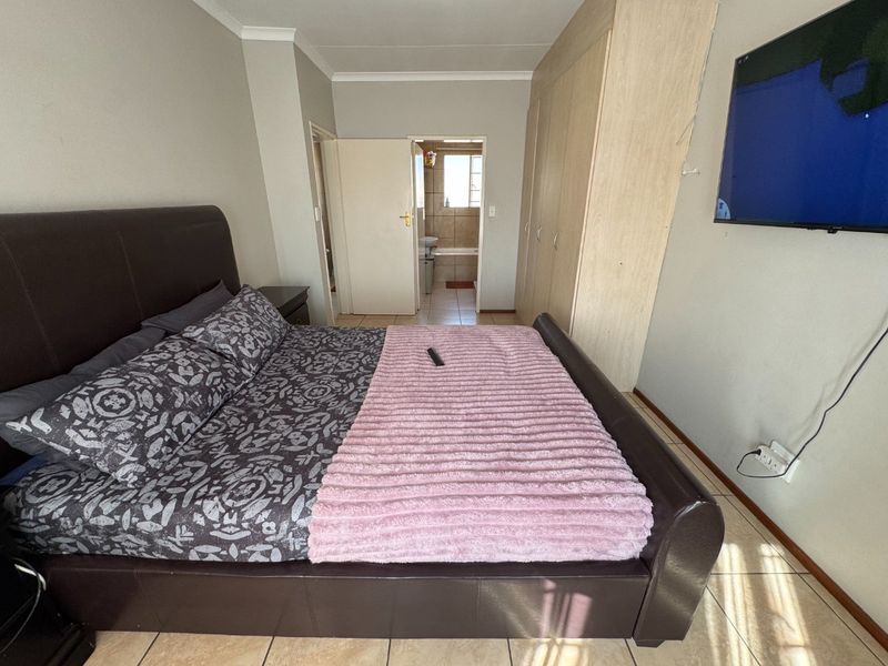Comfortable Family Home with En-Suite Main Bedroom - Photo 9