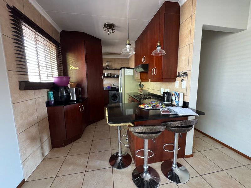 Comfortable Family Home with En-Suite Main Bedroom - Photo 3
