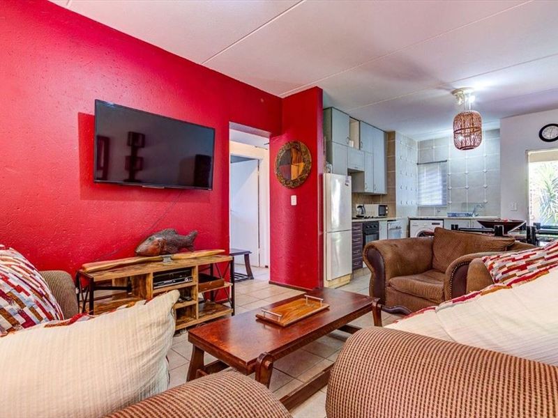 Charming Home with Pool and Practical Living Spaces - Photo 2