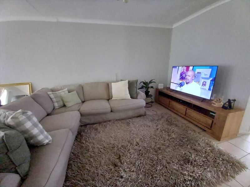 Neat Two-Bedroom Home with Comfortable Living Areas - Photo 2