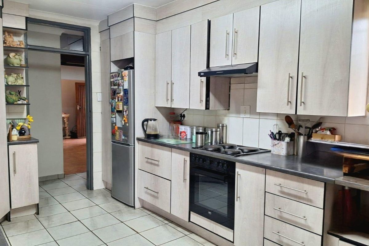 Spacious 5-Bedroom Family Home with Endless Potential - Photo 4