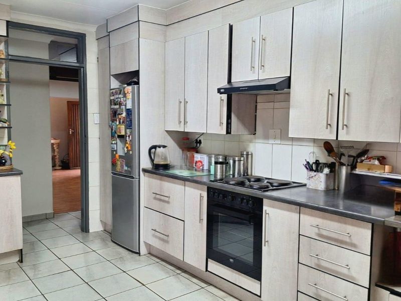 Spacious 5-Bedroom Family Home with Endless Potential - Photo 4