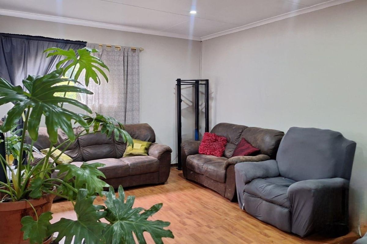 Spacious 5-Bedroom Family Home with Endless Potential - Photo 2