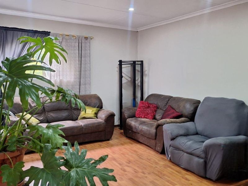 Spacious 5-Bedroom Family Home with Endless Potential - Photo 2