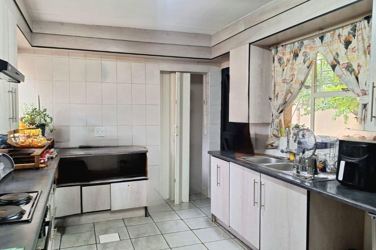 Spacious 5-Bedroom Family Home with Endless Potential - Photo 5