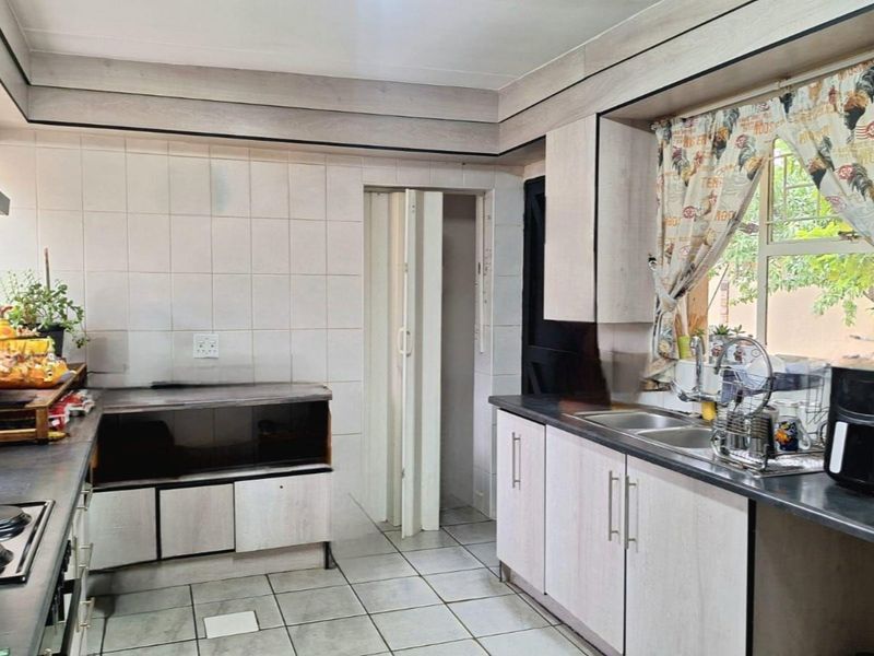 Spacious 5-Bedroom Family Home with Endless Potential - Photo 5