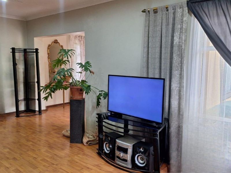 Spacious 5-Bedroom Family Home with Endless Potential - Photo 10