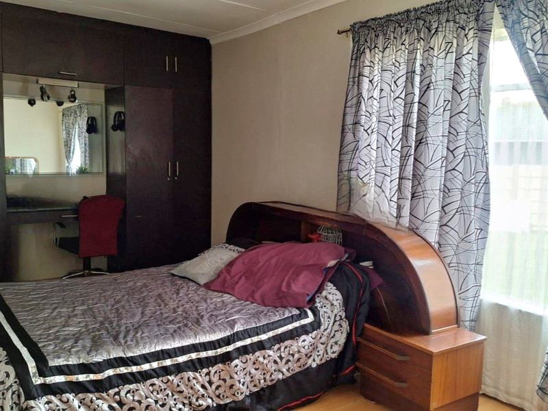 Spacious 5-Bedroom Family Home with Endless Potential - Photo 8