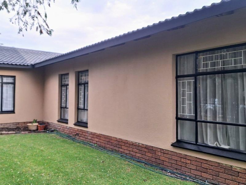 Spacious 5-Bedroom Family Home with Endless Potential - Photo 1