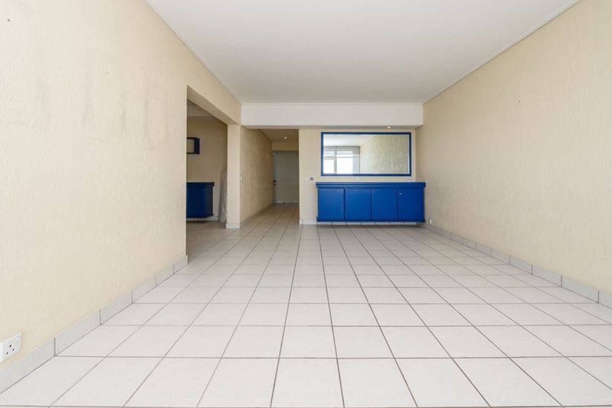 Luxury Beachfront Apartment for Sale in Humewood for R2 300,000 - Photo 2