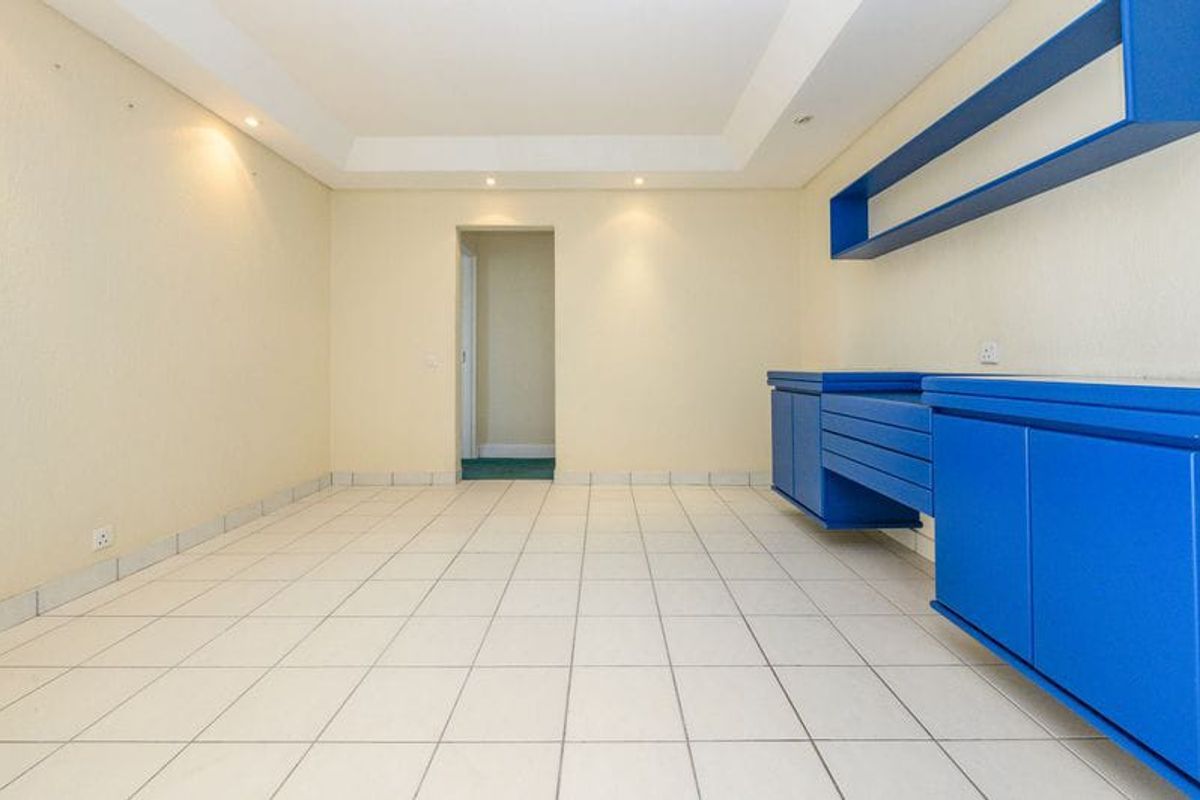 Luxury Beachfront Apartment for Sale in Humewood for R2 300,000 - Photo 3