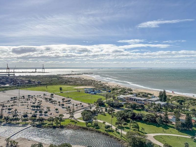 Luxury Beachfront Apartment for Sale in Humewood for R2 300,000 - Photo 1