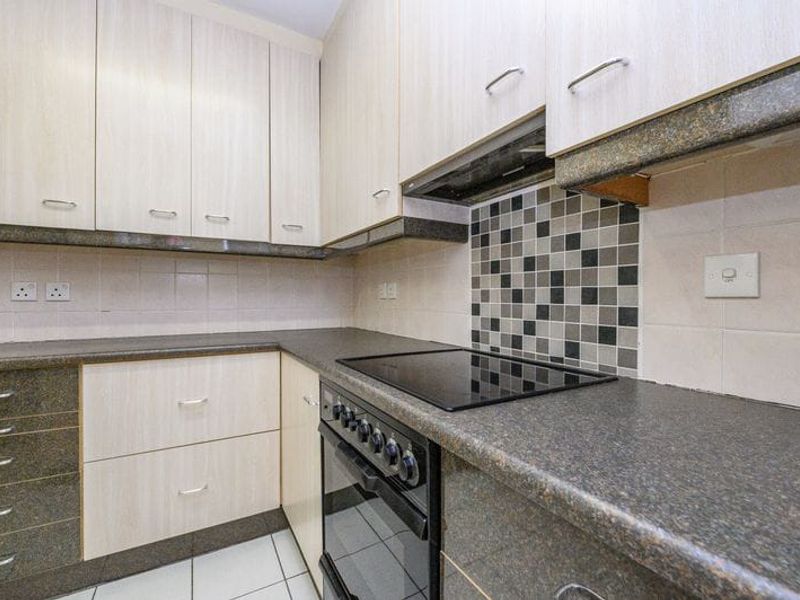 Luxury Beachfront Apartment for Sale in Humewood for R2 300,000 - Photo 5