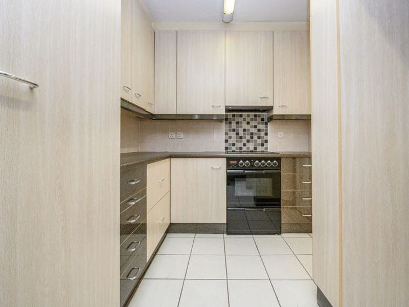 Luxury Beachfront Apartment for Sale in Humewood for R2 300,000 - Photo 6