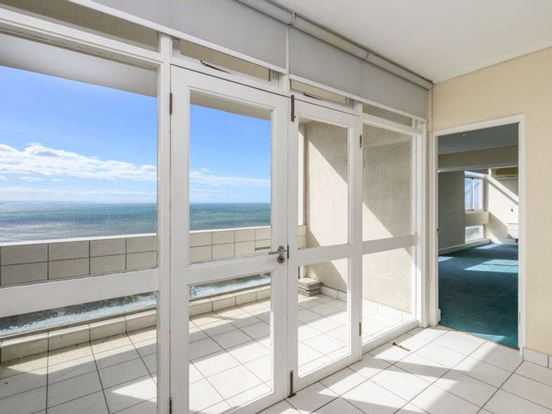 Luxury 3 bedroom Beachfront Apartment for Sale in Humewood - Photo 2