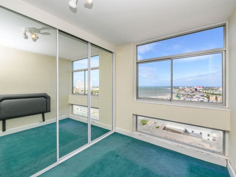 Luxury 3 bedroom Beachfront Apartment for Sale in Humewood - Photo 4