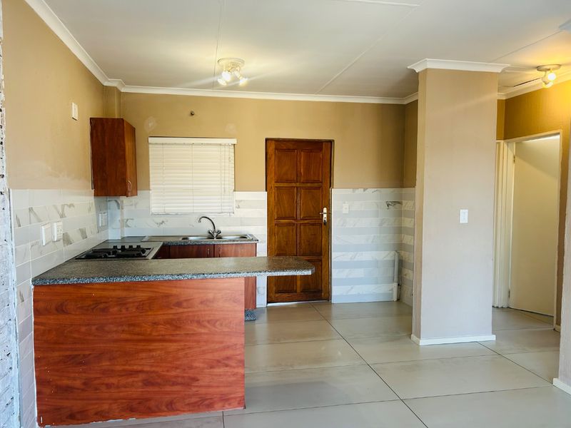 2 Bedroom 1 Bathroom 1st Floor Apartment For Rental - Photo 3