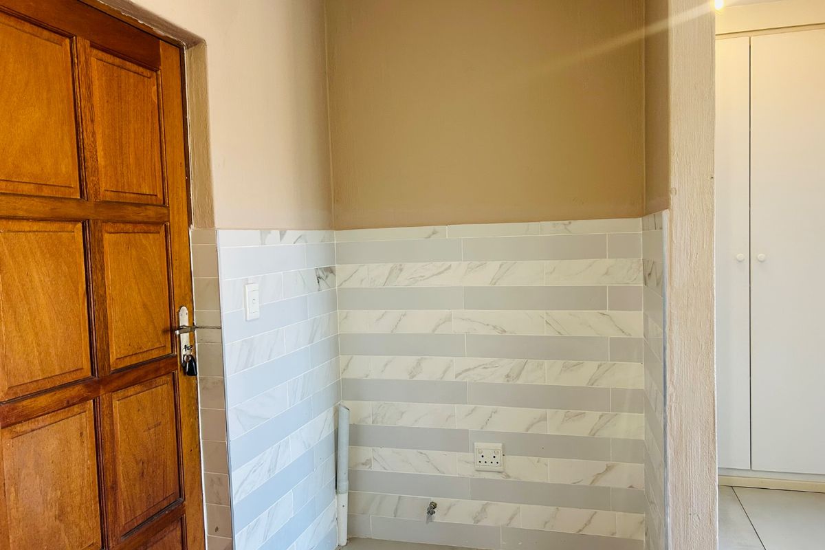 2 Bedroom 1 Bathroom 1st Floor Apartment For Rental - Photo 4