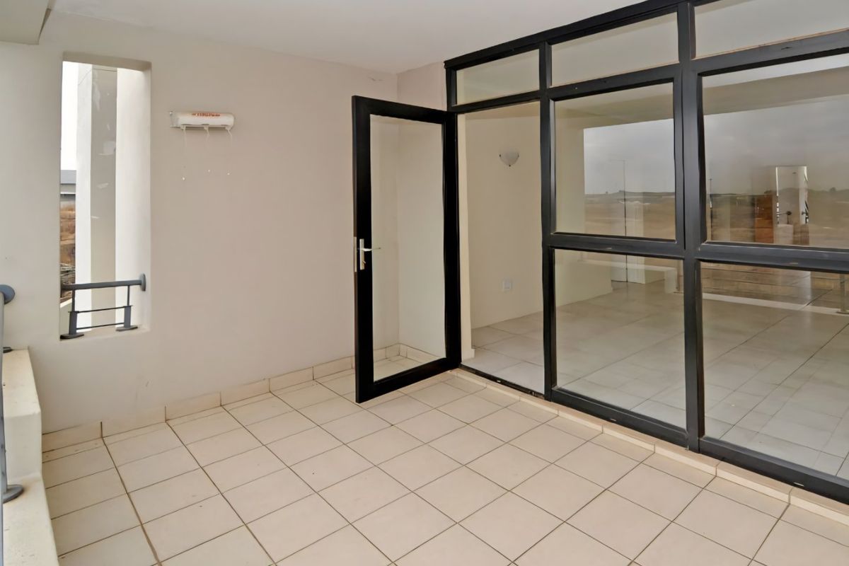 Chic Eveleigh apartment with pool - Photo 3