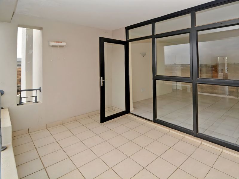 Chic Eveleigh apartment with pool - Photo 3