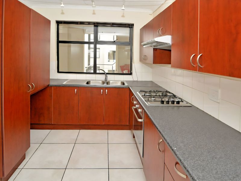 Chic Eveleigh apartment with pool - Photo 2