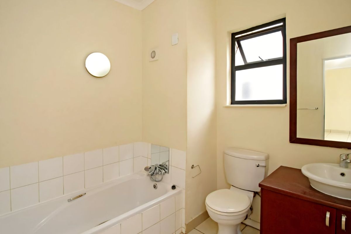 Chic Eveleigh apartment with pool - Photo 4