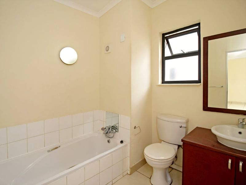 Chic Eveleigh apartment with pool - Photo 4