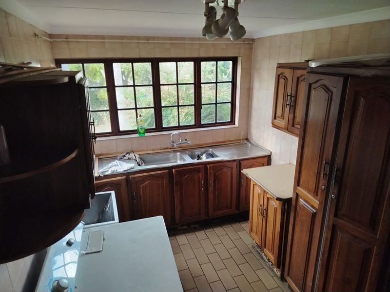 Exceptional Family Home with Guesthouse Potential! - Photo 5