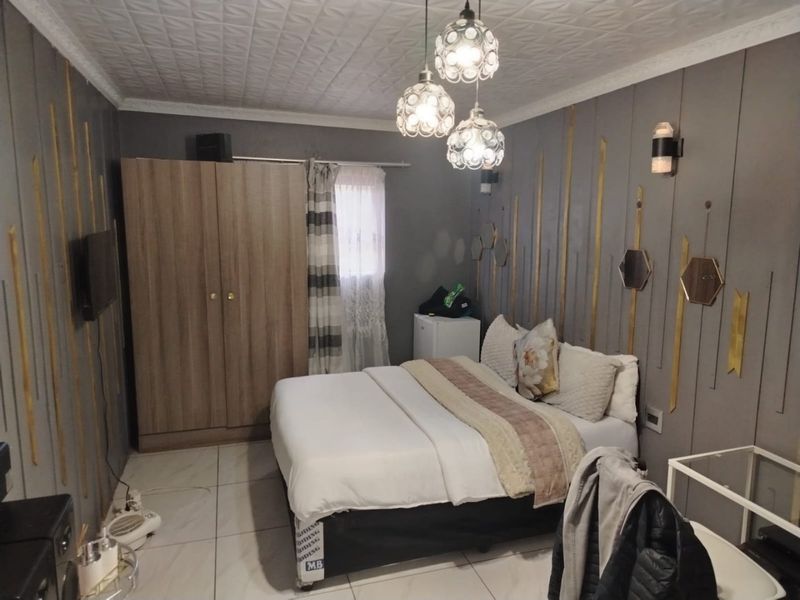 Exceptional Family Home with Guesthouse Potential! - Photo 8