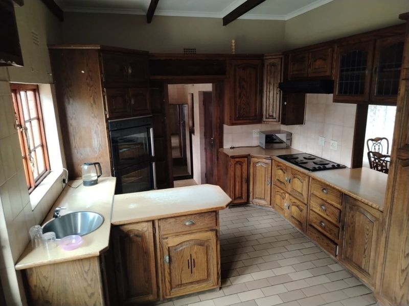 Exceptional Family Home with Guesthouse Potential! - Photo 6