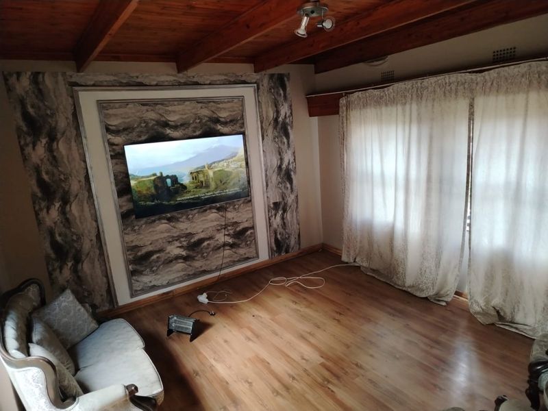 Exceptional Family Home with Guesthouse Potential! - Photo 3
