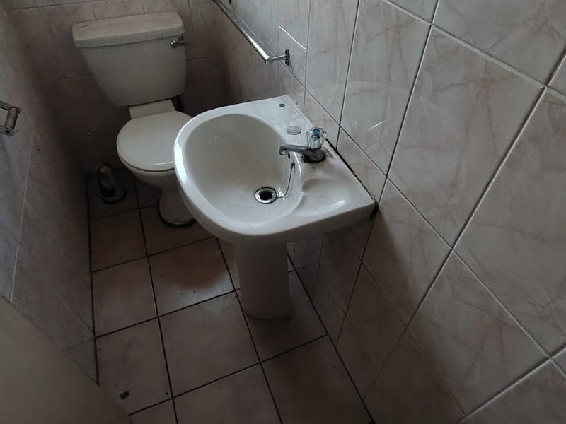 Commercial Property for Sale in East London Central  - Photo 4