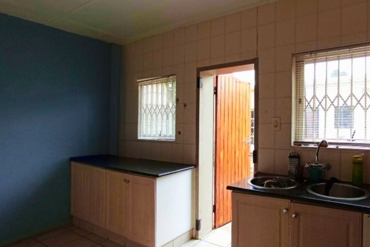 Charming 5 bed home in Wychwood, Germiston - Photo 4