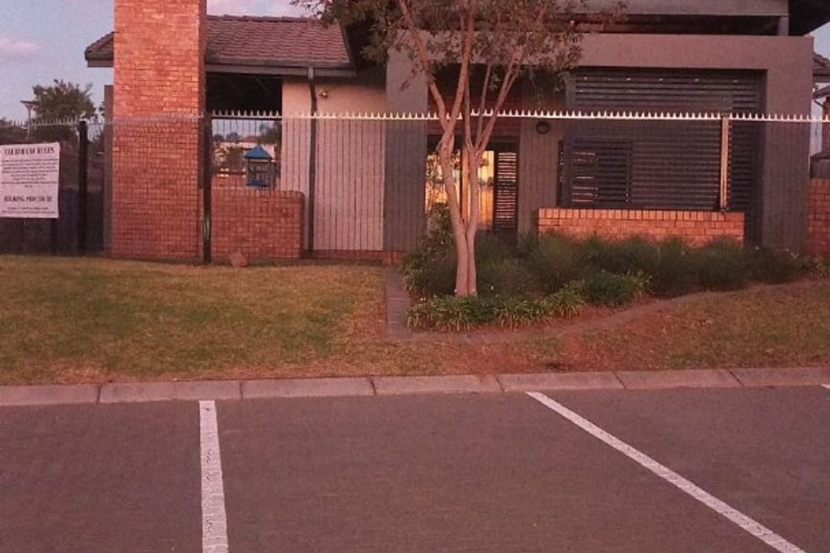 3 bed 2.5 bath duplex to let in Amberfield  - Photo 2