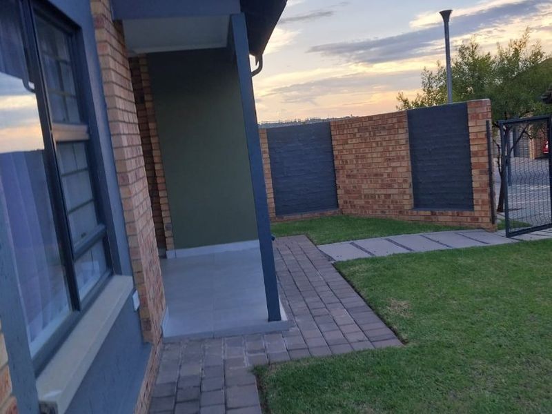 3 bed 2.5 bath duplex to let in Amberfield  - Photo 5