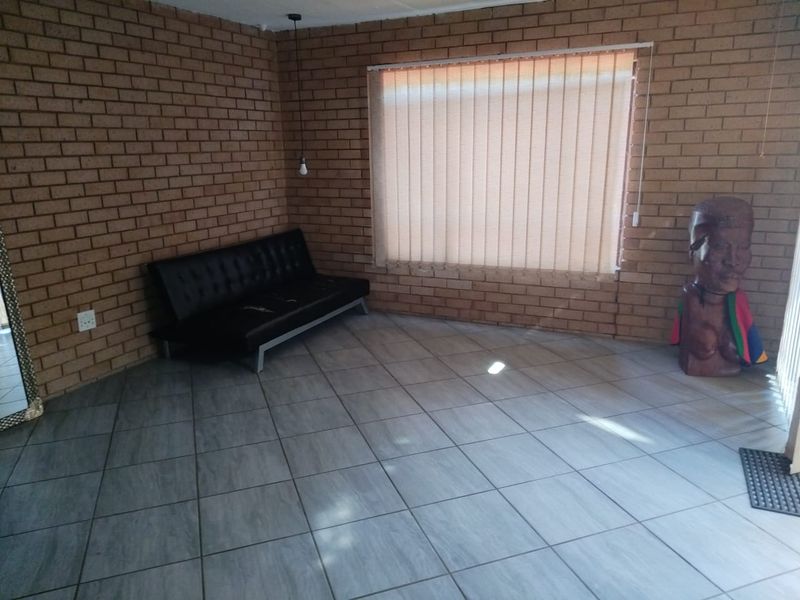 Danville Ext 5 | 4 Bed + 2 Bed Income Flat | 1098m2 Stand |  R2.349m All-Inclusive - Photo 2