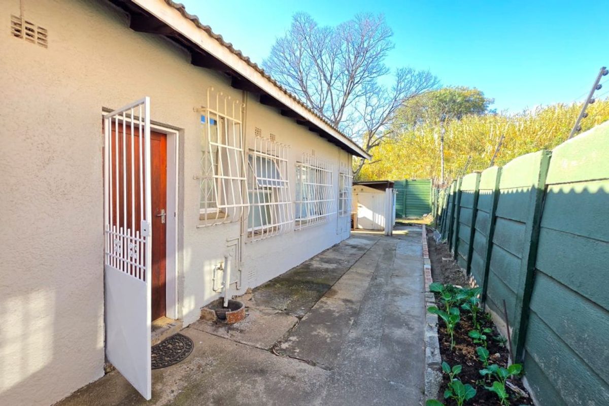 Charming 3 Bedroom Home with flatlet. - Photo 5