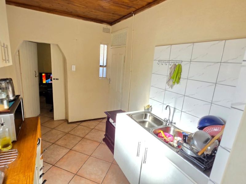 Charming 3 Bedroom Home with flatlet. - Photo 7