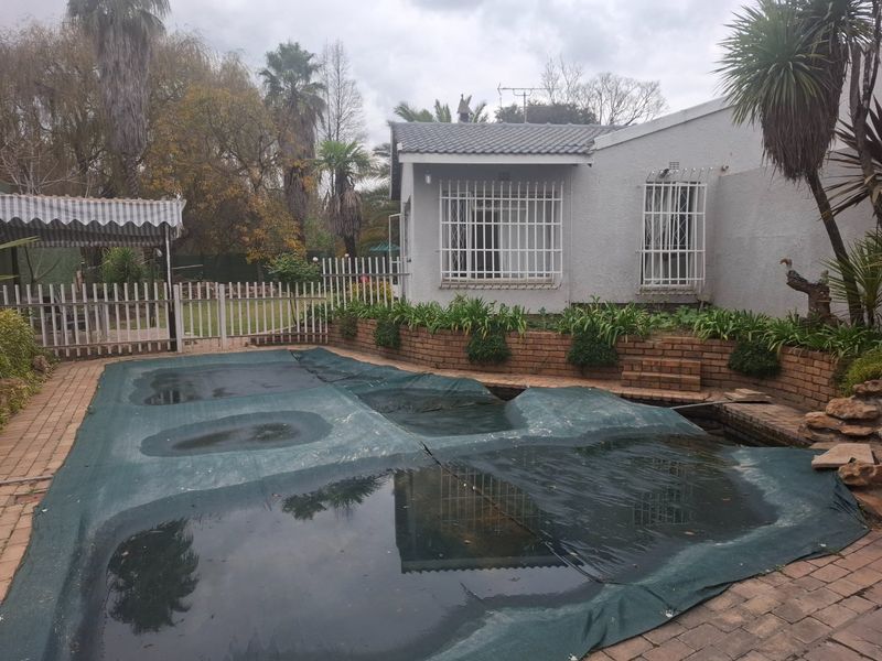 Charming 3 Bedroom Home with flatlet. - Photo 3