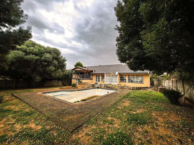 Renovator's Dream Near the Vaal Dam – Endless Potential! - Photo 1