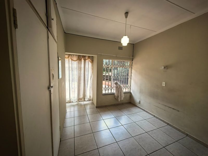 Renovator's Dream Near the Vaal Dam – Endless Potential! - Photo 10