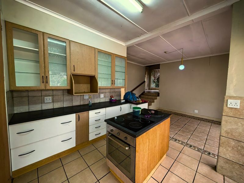 Renovator's Dream Near the Vaal Dam – Endless Potential! - Photo 4