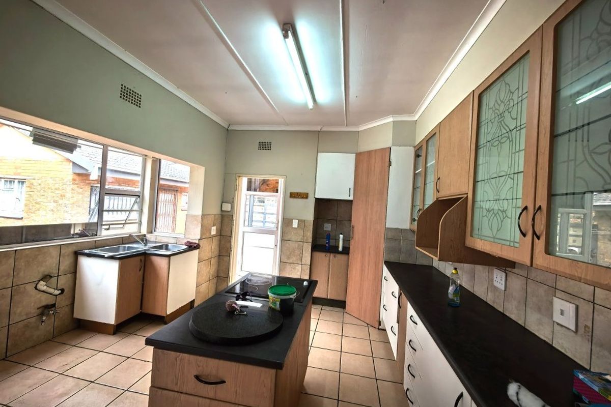 Renovator's Dream Near the Vaal Dam – Endless Potential! - Photo 5