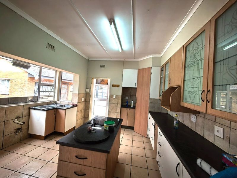 Renovator's Dream Near the Vaal Dam – Endless Potential! - Photo 5
